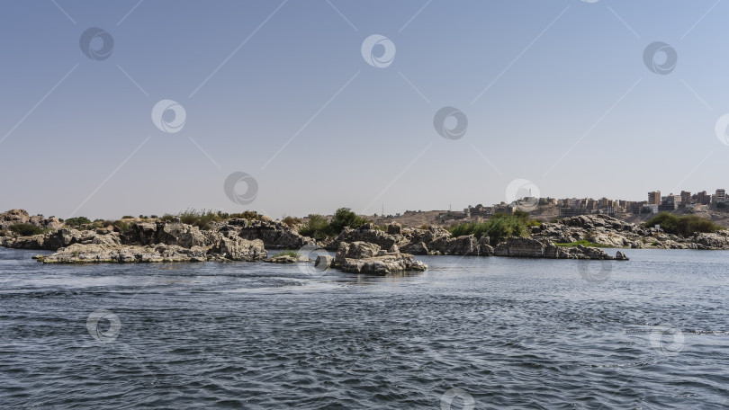 Скачать На берегу реки есть нагромождения живописных валунов. фотосток Ozero