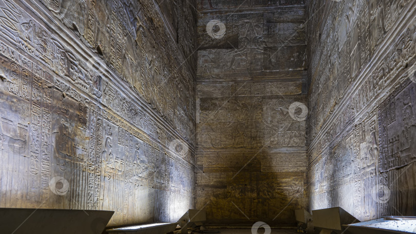 Скачать Таинственная внутренняя комната храма Гора в Эдфу. фотосток Ozero