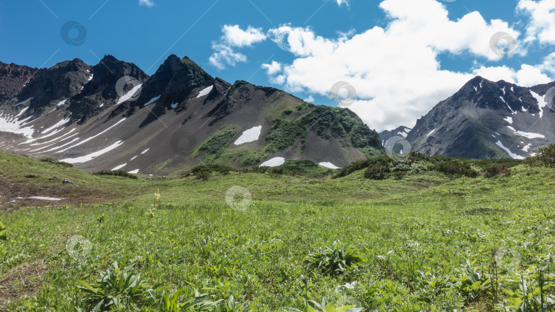 Скачать Живописный горный хребет на фоне голубого неба и облаков. фотосток Ozero