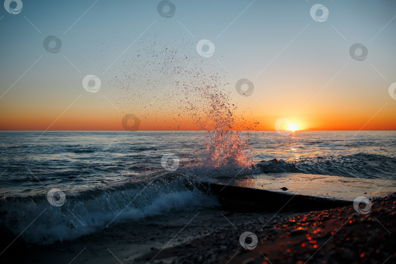 Скачать Морской пейзаж с волнами на пляже на фоне заката фотосток Ozero