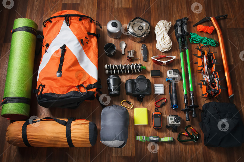 Скачать Снаряжение, необходимое для альпинизма и пеших походов на деревянном фоне фотосток Ozero