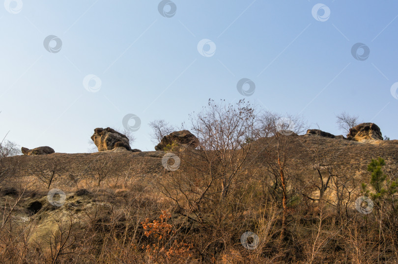 Скачать Камни на вершине холма. фотосток Ozero