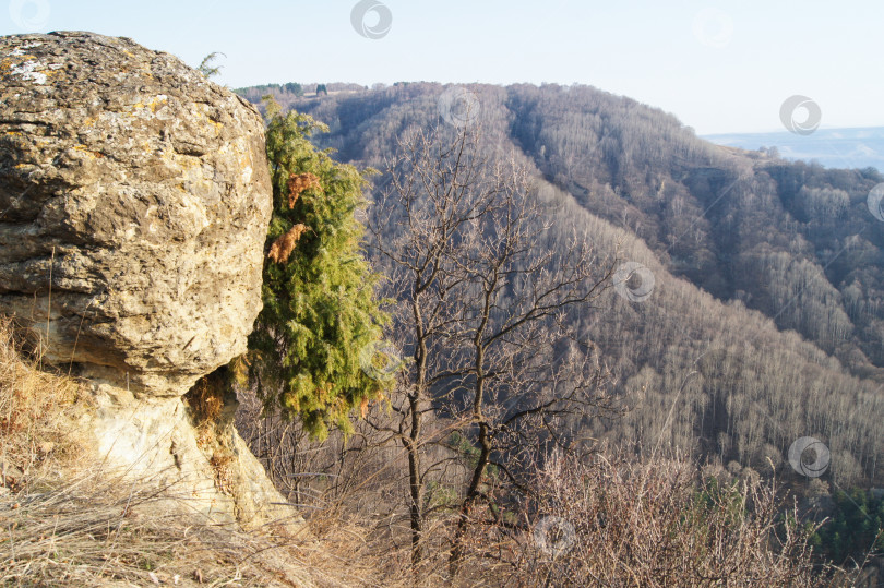 Скачать Зависший над пропастью камень. фотосток Ozero