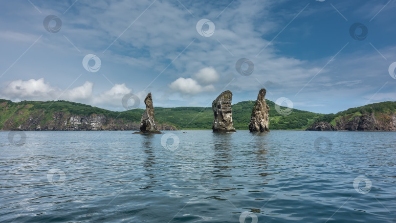 Скачать Высокие скалы с крутыми склонами возвышаются над водой. фотосток Ozero