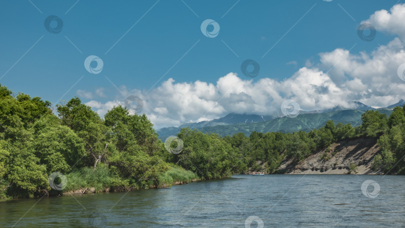 Скачать Река спокойно течет между крутыми берегами фотосток Ozero