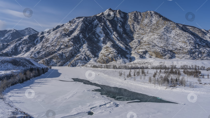 Скачать Замерзшая река в заснеженной долине. фотосток Ozero