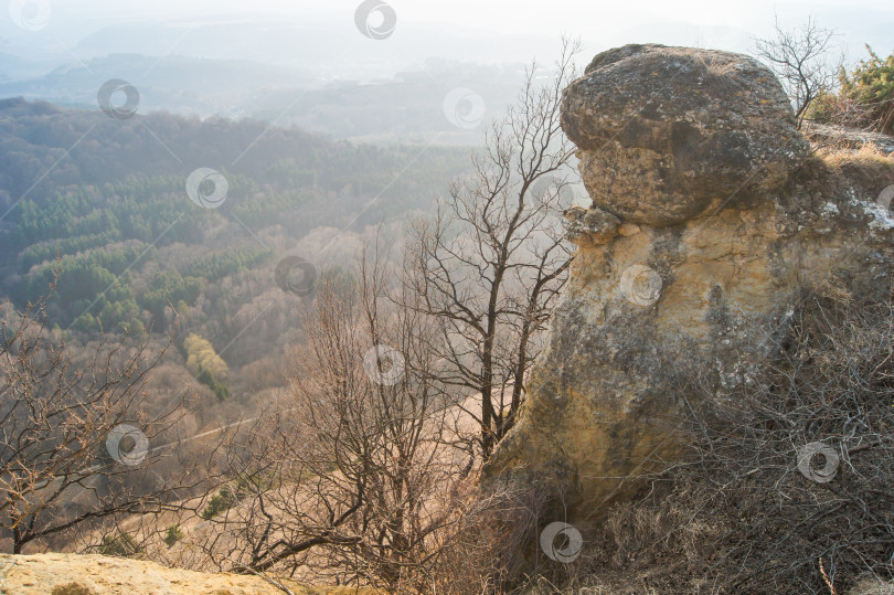 Скачать Камень на вершине холма. фотосток Ozero