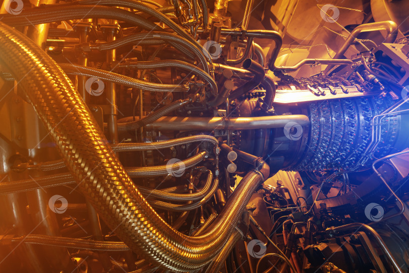 Скачать Газотурбинный двигатель компрессора подаваемого газа, расположенный внутри герметичного корпуса, Газотурбинный двигатель, используемый на морской платформе центральной переработки нефти и газа. фотосток Ozero