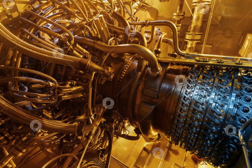 Скачать Газотурбинный двигатель компрессора подаваемого газа, расположенный внутри герметичного корпуса, Газотурбинный двигатель, используемый на морской платформе центральной переработки нефти и газа. фотосток Ozero