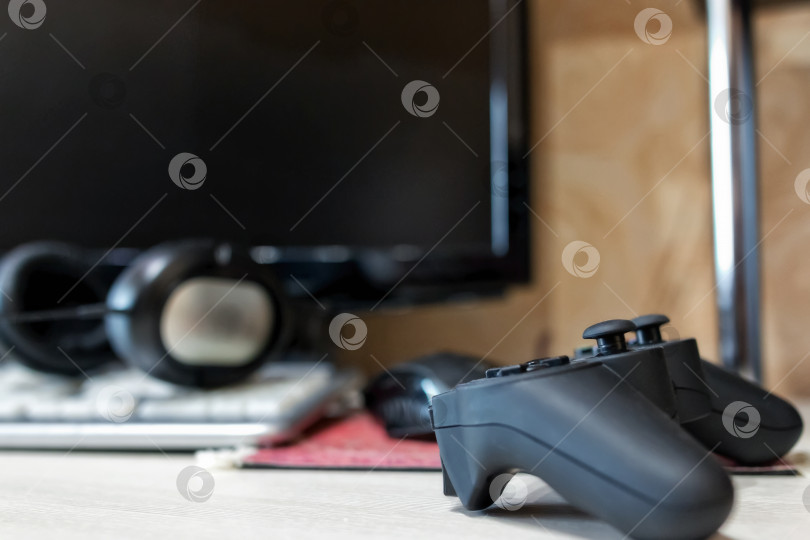Скачать Компьютерный стол хардкорного геймера с аксессуарами для игр фотосток Ozero