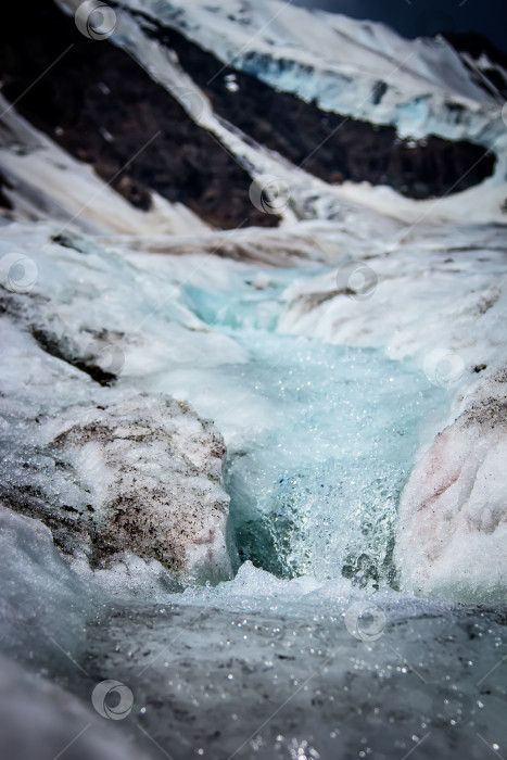 Скачать Исландский ледник с голубым изломом фотосток Ozero