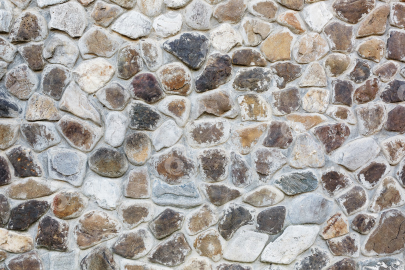 Скачать Большая стена из натуральных камней разного размера и окрашенной в серый цвет текстуры в летний день фотосток Ozero