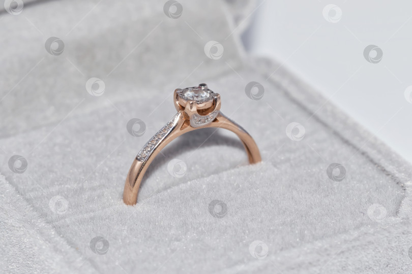 Скачать Тонкое элегантное золотое кольцо с бриллиантом фотосток Ozero