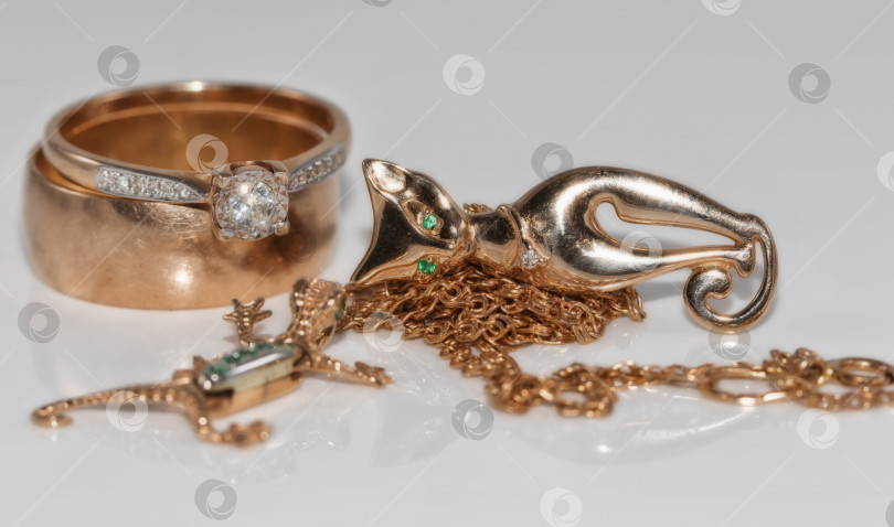 Скачать Золотые кольца, цепочки, серьги и подвески в форме саламандр и кошек фотосток Ozero