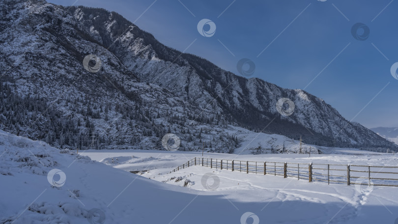 Скачать Живописный лесистый горный хребет на фоне голубого неба. фотосток Ozero