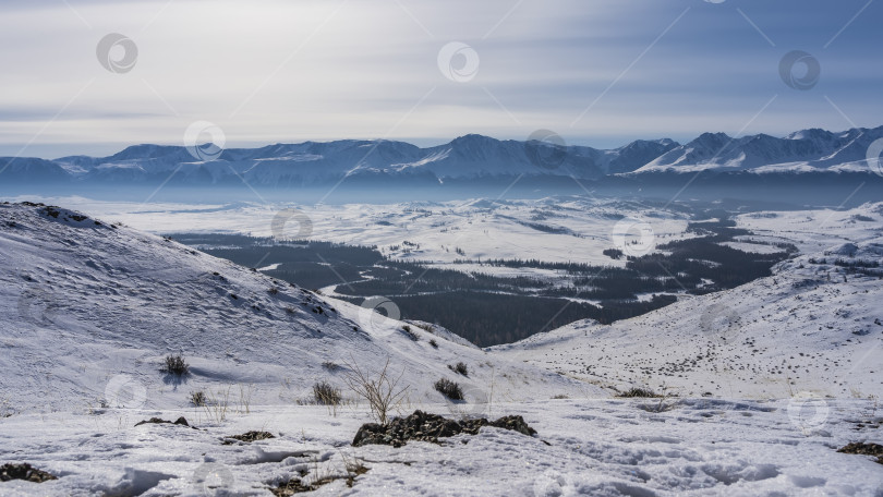 Скачать Вид с высокогорного плато на бесконечную заснеженную долину фотосток Ozero