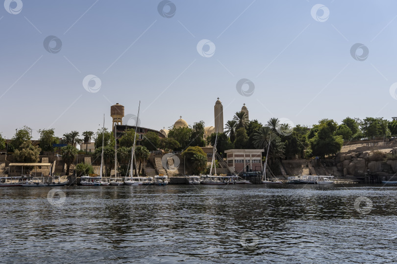 Скачать Туристические лодки и фелюги пришвартованы к берегу реки. фотосток Ozero