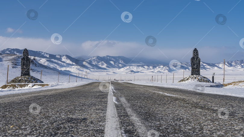 Скачать Прямое асфальтированное шоссе в заснеженной долине. фотосток Ozero