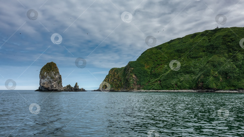 Скачать Острова в Тихом океане на фоне голубого неба и облаков. фотосток Ozero
