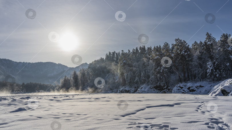 Скачать Замерзшая река покрыта снегом. фотосток Ozero