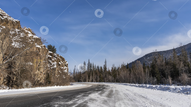 Скачать Асфальтированная дорога огибает отвесную скалу. фотосток Ozero