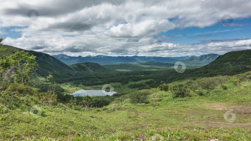 Скачать Вид на долину и озеро с вершины горы. фотосток Ozero