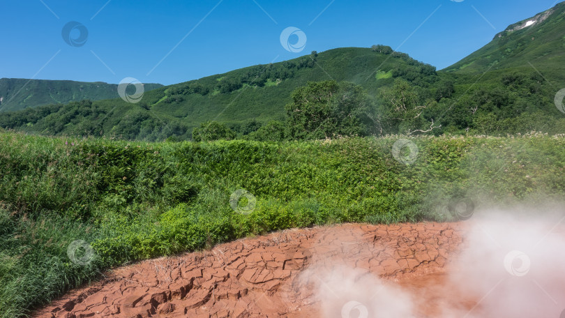 Скачать Глиняные края горячего источника потрескались. фотосток Ozero