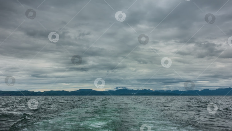 Скачать На бирюзовой воде Тихого океана виден пенный след от лодки. фотосток Ozero