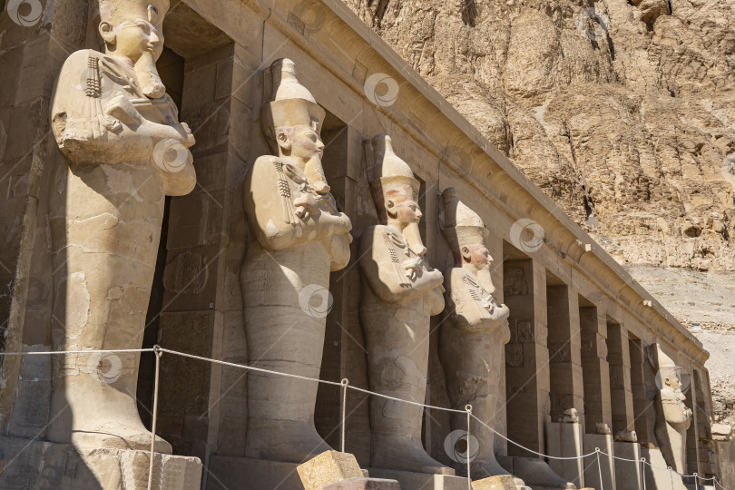 Скачать На террасе храма вдоль колоннады стоит ряд статуй фараонов. фотосток Ozero