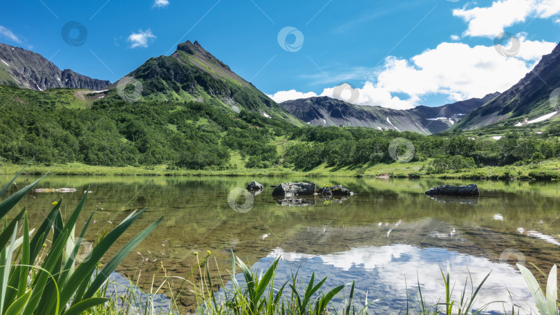 Скачать Альпийское озеро окружено горами. фотосток Ozero