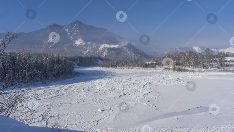 Скачать Замерзшее русло реки покрыто снегом. фотосток Ozero