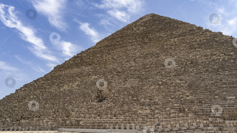 Скачать Великая пирамида Хеопса на фоне голубого неба и облаков. фотосток Ozero