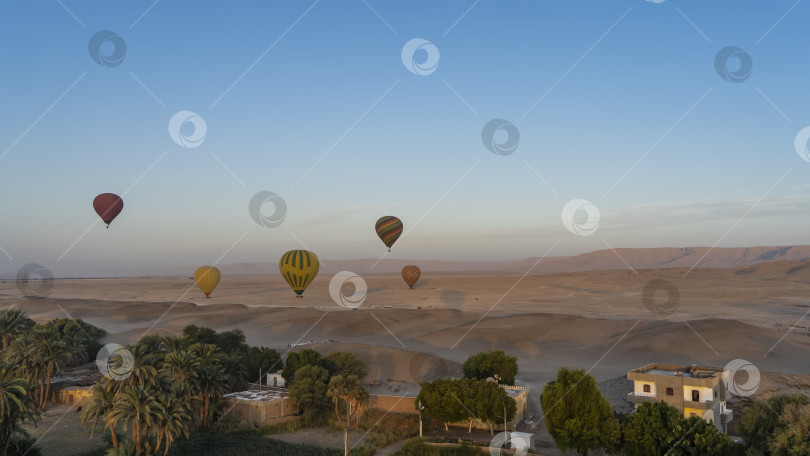 Скачать Яркие воздушные шары летают над Луксором. фотосток Ozero
