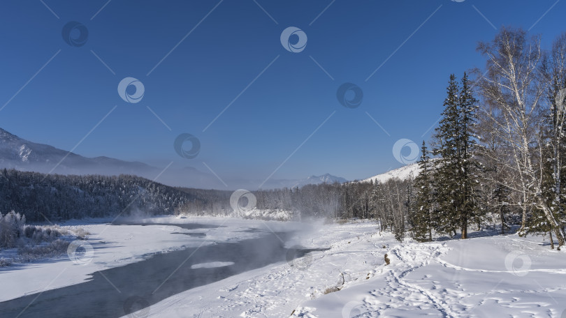 Скачать Незамерзающая река в заснеженной долине. фотосток Ozero