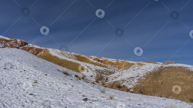 Скачать Ярко-оранжевые склоны холмов на фоне голубого неба. фотосток Ozero