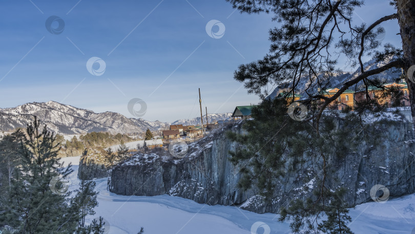 Скачать Замерзшая река окружает скалистый остров. фотосток Ozero