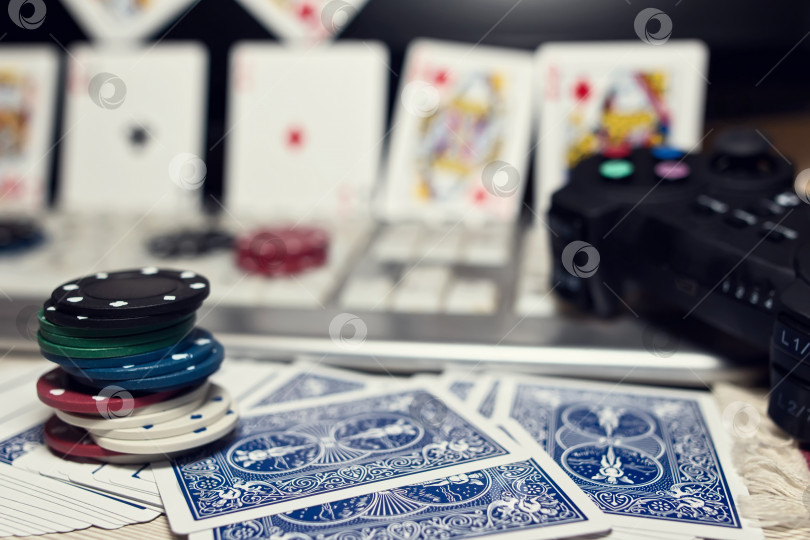 Скачать Рабочий стол игрока в онлайн-казино с разбросанными картами и покерными фишками фотосток Ozero