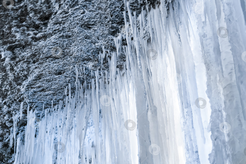 Скачать ледяной занавес под замерзшим водопадом фотосток Ozero