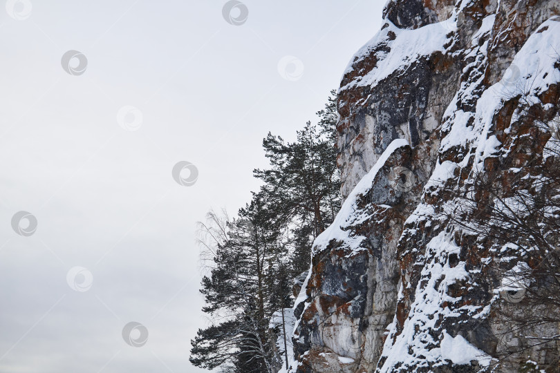 Скачать снежный утес на фоне зимнего неба фотосток Ozero