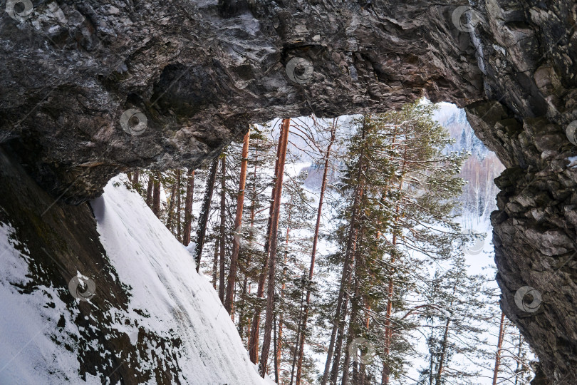 Скачать вид на заснеженную речную долину через естественную арку в РПЦ фотосток Ozero