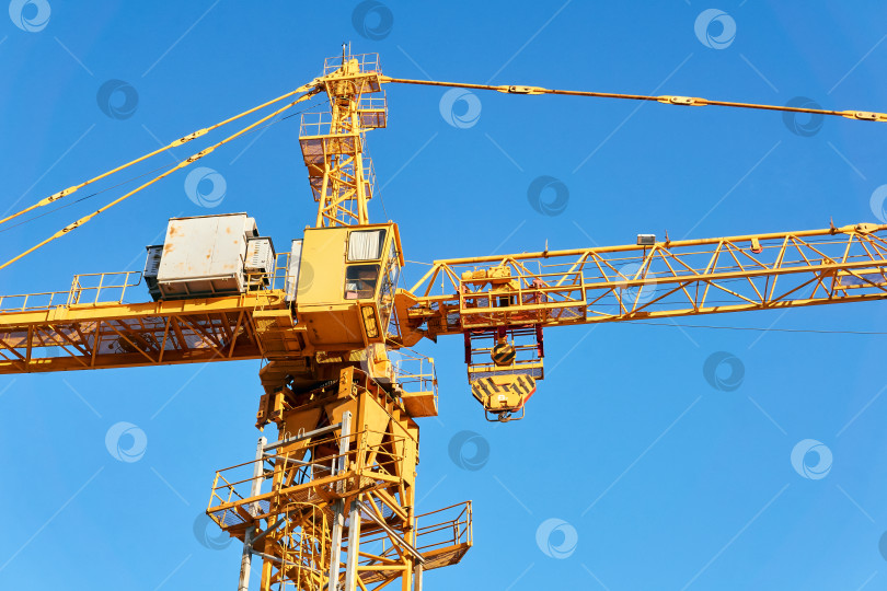 Скачать фрагмент строительного башенного крана с кабиной на фоне бл фотосток Ozero