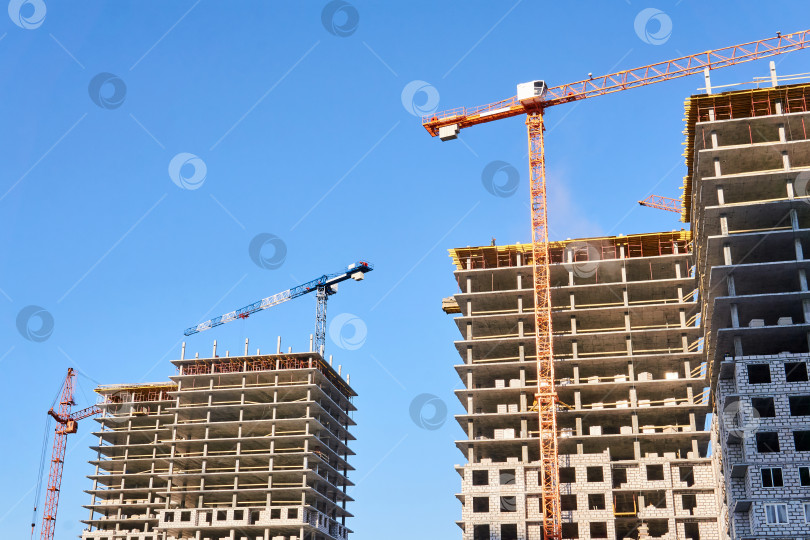 Скачать строящиеся многоэтажные здания, вид на фоне неба фотосток Ozero