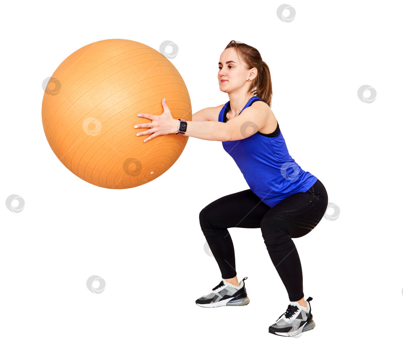 Скачать молодая женщина тренируется, делая приседания с мячом fyt, изолированно фотосток Ozero