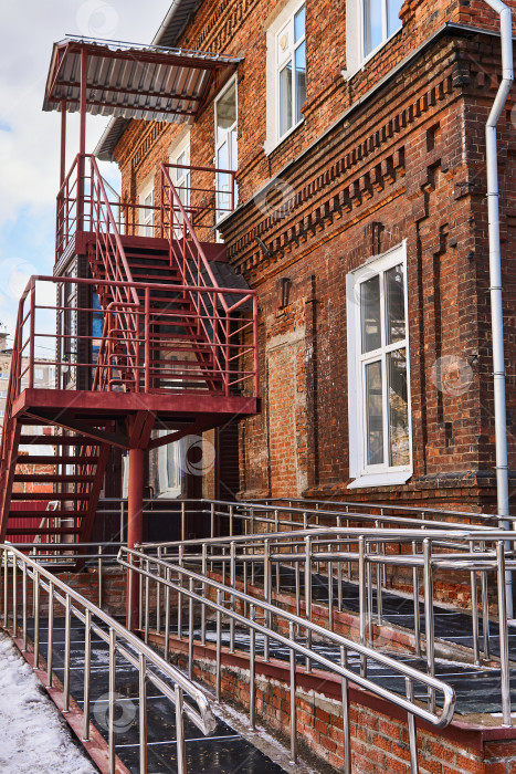 Скачать современный пандус для инвалидов и пожарная лестница, пристроенные к старому фотосток Ozero