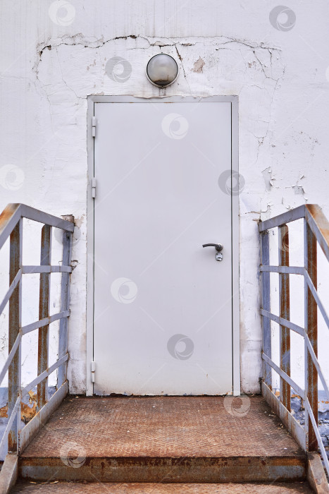 Скачать металлическая дверь с крыльцом в белой стене фотосток Ozero
