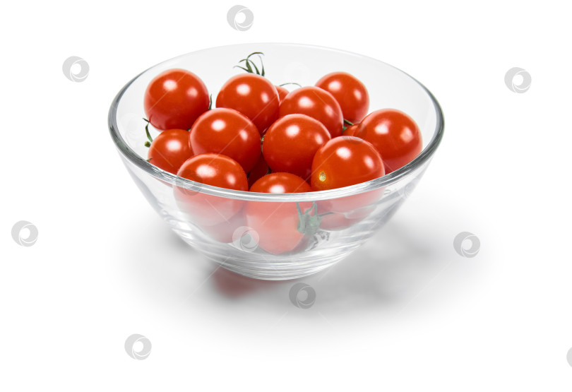 Скачать помидоры черри в стеклянной миске, выделенные на белом фоне фотосток Ozero