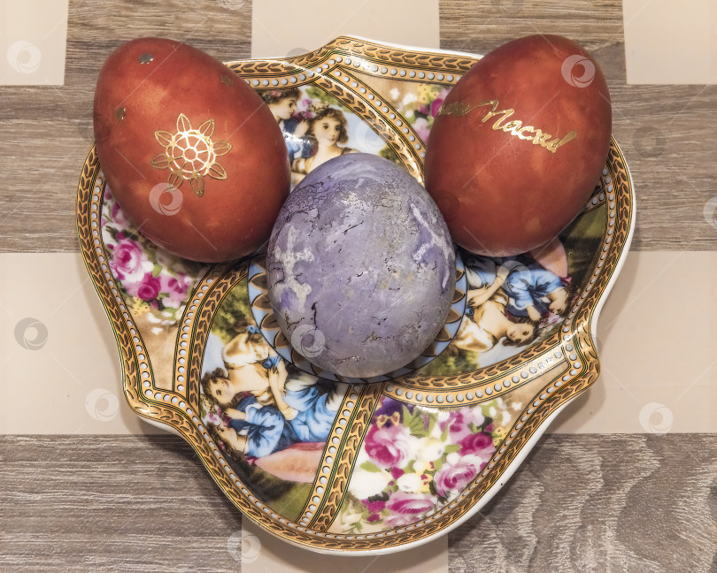Скачать Изображение пасхальных яиц на блюдце, оригинальной формы, крупным планом фотосток Ozero