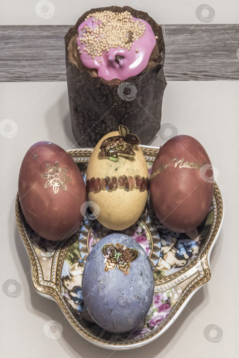 Скачать Изображение пасхальных яиц на блюдце, оригинальной формы, крупным планом фотосток Ozero