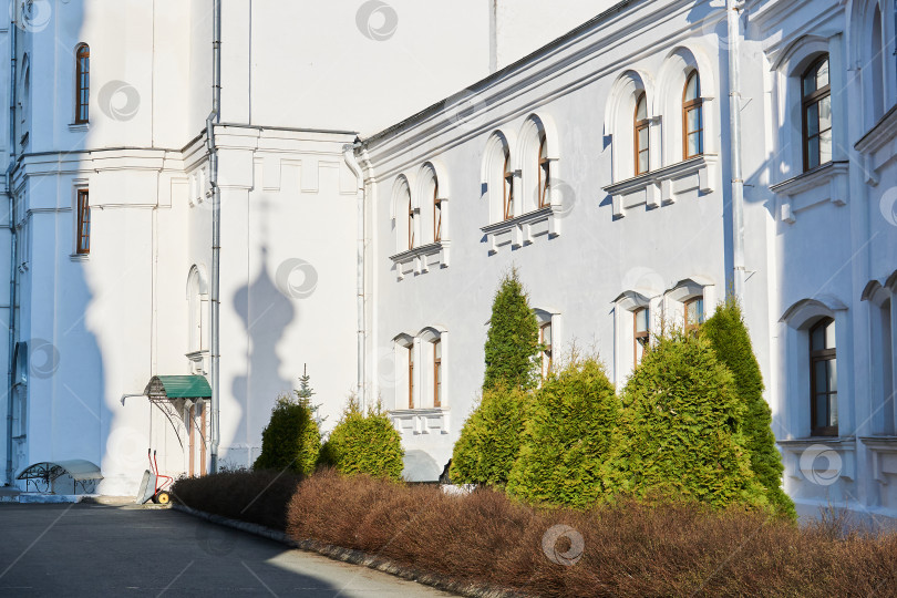 Скачать внутренний двор старинного православного монастыря с можжевельником фотосток Ozero