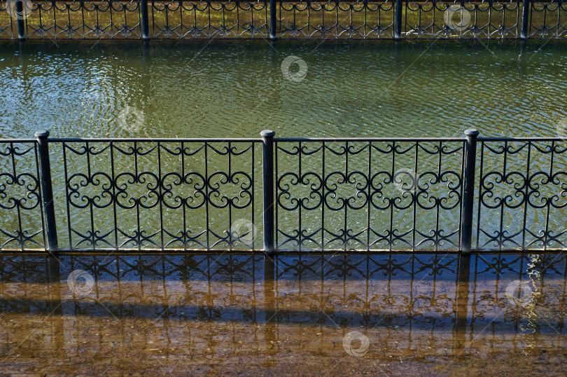 Скачать затопленная набережная городского канала фотосток Ozero